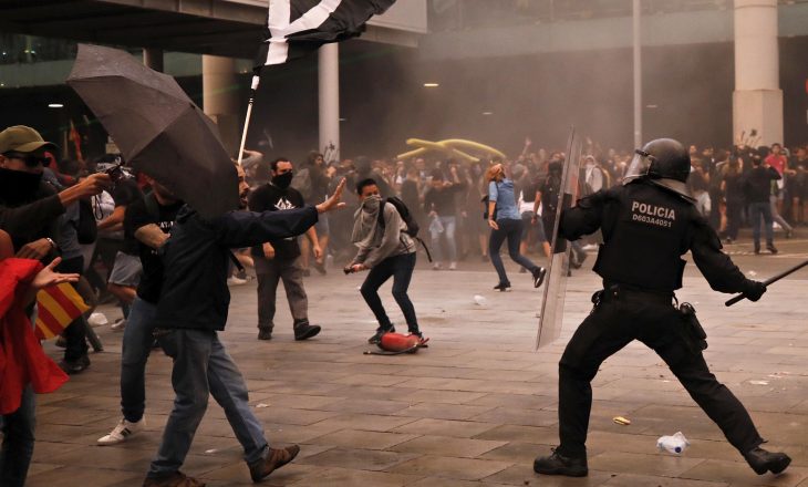 Përleshje në Barcelonë në mes të protestuesve dhe policisë