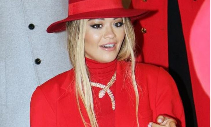 Në të kuqe, Rita Ora sfilon për markën e njohur në Moskë: Nëna ime ka studiuar këtu me pëlqejnë shumë gjëra