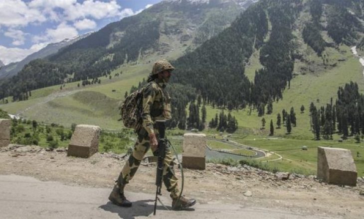 Nëntë të vrarë nga përleshja e armatosur në Kashmir