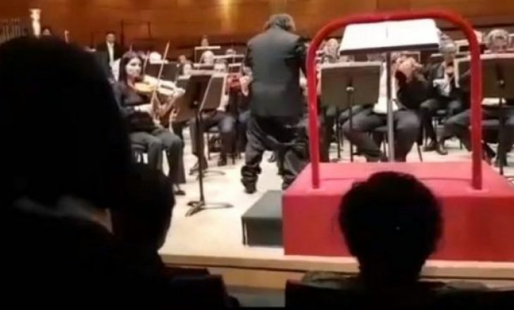 Gjatë koncertit, dirigjentit të njohur i ndodh e papritura