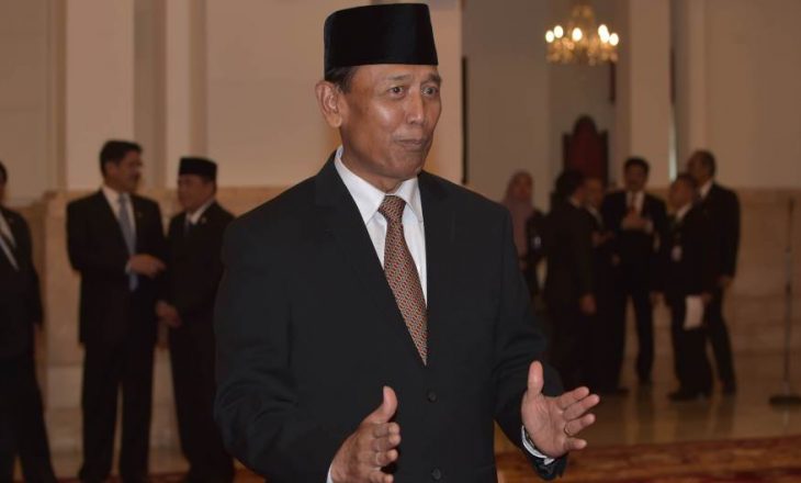 Një ministër i Indonezisë sulmohet me thikë, janë arrestuar dy persona