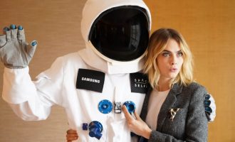 Samsung shtyn kufijtë e inovacionit, bashkëpunon me Cara Delevigne për t’i çuar përdoruesit në hapësirë