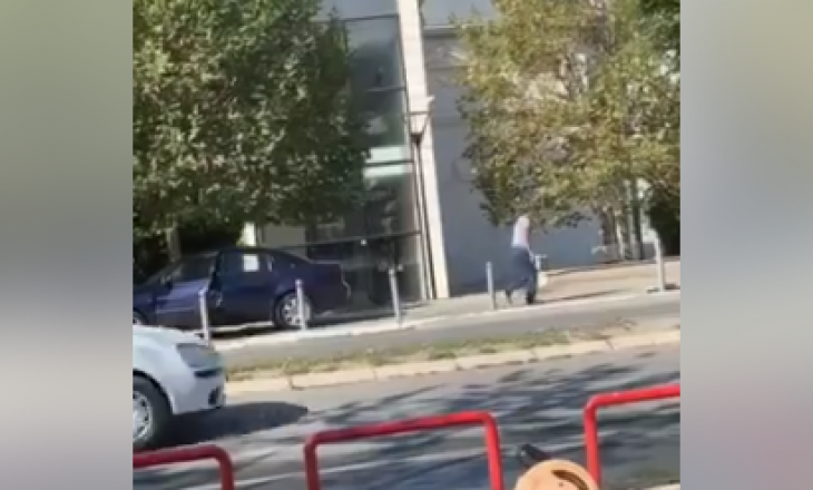 Qytetari në Prishtinë largon shtyllat e vendosura në trotuar për ta parkuar makinën [VIDEO]