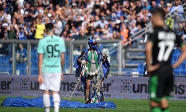 Ateroi me parashutë në stadium gjatë ndeshjes Sassuolo – Inter, arsyetimi i tij është epik