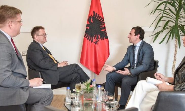 Vuçiqit i “pengon” flamuri shqiptar në takimin Abbott-Kurti, reagon Ambasada e Britanisë