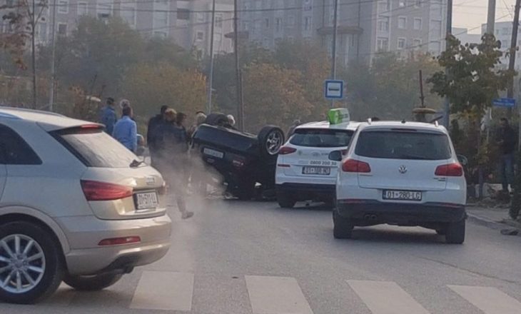 Një veturë rrokulliset në Prishtinë, dyshohet për të lënduar