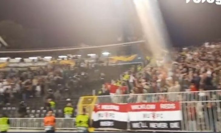 “Luftë” mes tifozëve të Unitedit dhe të Partizanit: Anglezët tentuan ta vendosin flamurin e Kosovës