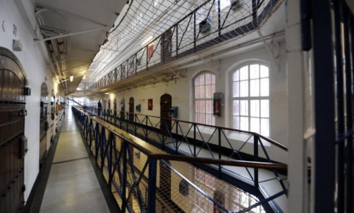 I çmendur nga dashuria, adoleshenti gjerman i ngjitet murit të burgut për të takuar ish të dashurën