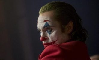 Panik në kinema gjatë filmit Joker, dikush bërtiti “Allahu Ekber”