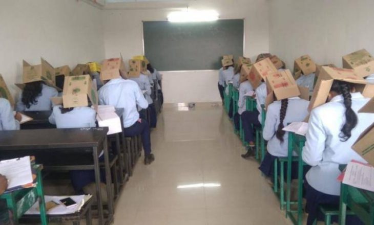 Nxënësit indianë bartin kuti kartoni në koka për të mos kopjuar në provime