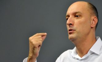 Ymeri: Qeveria ka të drejtë të shkarkojë ambasadorët politikë