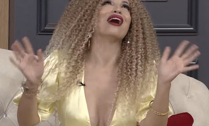 Këngëtarja shqiptare shfaqet pa të brendshme në emision