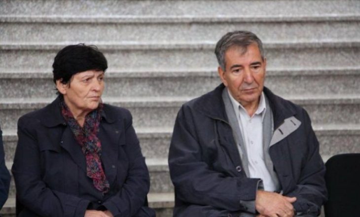 Prindërit e Astrit Deharit mbërrijnë në Prokurori për ta marrë raportin nga Zvicra