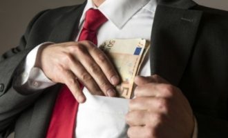 Italia kërkon që t’u japë fund pagesave me para të gatshme