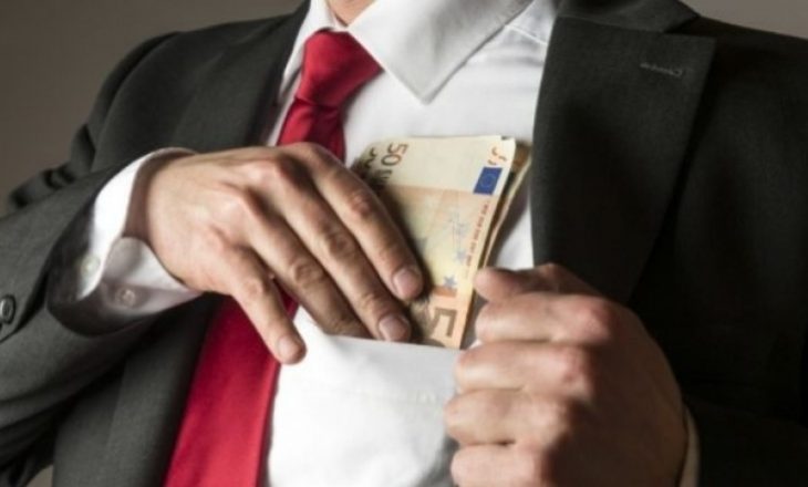 Italia kërkon që t’u japë fund pagesave me para të gatshme