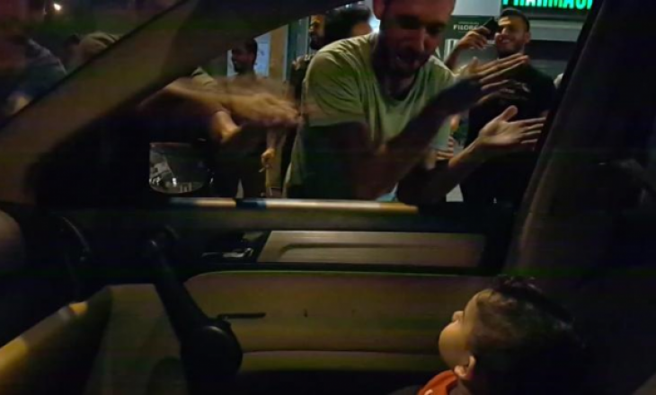Për ta qetësuar foshnjën e frikësuar, protestuesit libanezë bëjnë këtë veprim