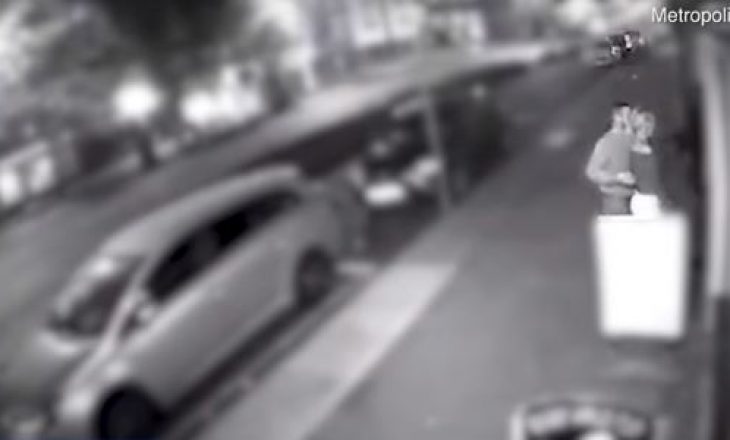 Pamje të rënda: Krimineli i pret fytin 21-vjeçarit në mes të lokalit, njerëzit vrapojnë të terrorizuar