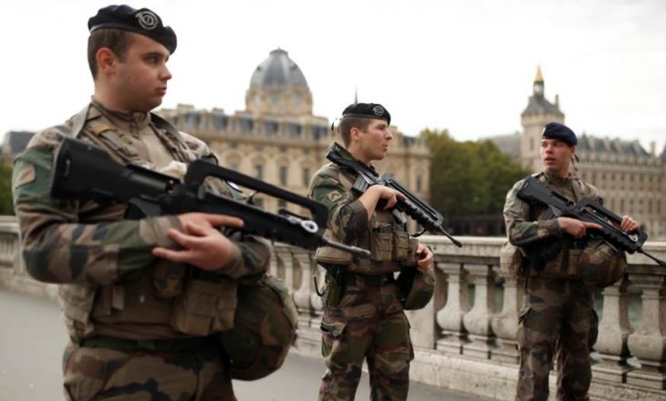 Arrestohen pesë persona për shkak të sulmit në stacionin policor në Paris