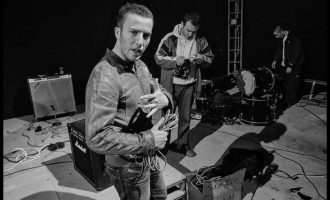 Këngëtari i bendit Jericho i del në mbrojtje agresionit turk ndaj kurdëve