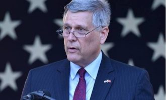 Ambasadori amerikan: Ligji për Mbrojtjen e Vlerave të Luftës minon lirinë e shprehjes
