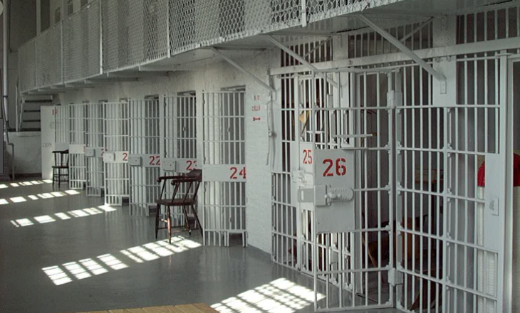 Tentoi të fusë drogë në burgun e Dubravës, policia arreston të dyshuarin