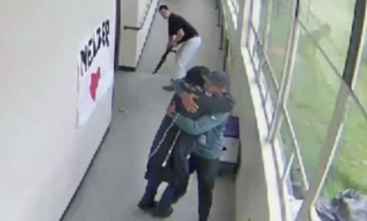 Mësuesi i gjimnazit e ndal masakrën me përqafim
