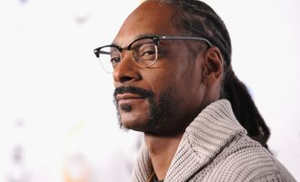 Snoop Dogg me shkrim prekës për nënën e tij në spital