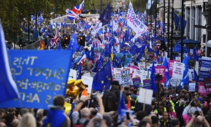 ​Kërkohet referendum i ri për Brexit
