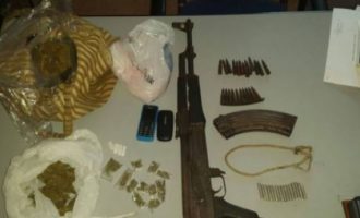 Kërkohej nga Gjykata, i gjenden armë dhe drogë në banesë