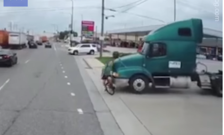 Shikoni momentin se si biçiklisti goditet nga kamioni