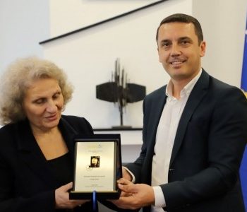 Aktori Hadi Shehu nderohet me pullë postare