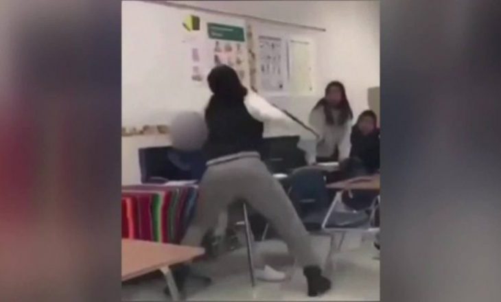 Mësuesja rrahë brutalisht me grushta e shqelma nxënësen
