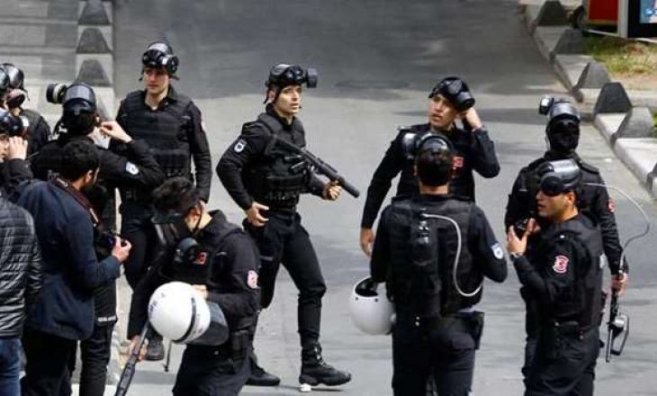 Turqia arreston mbi 100 ushtarë për lidhje të dyshuara me Gulenin