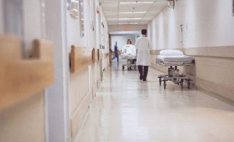 2 mjekë procedohen penalisht për vdekjen e 3 kosovarëve në Shqipëri