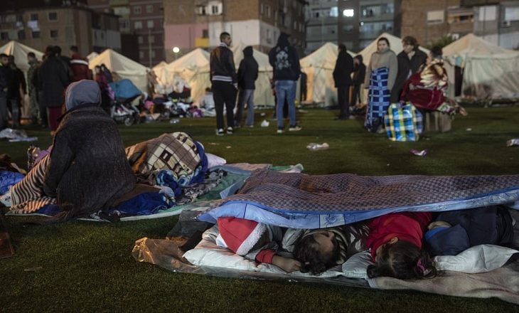 Mijëra persona në qiell të hapur, si do të jetë moti në Durrës dhe Thumanë