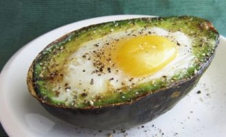 E shpejtë dhe e shijshme: Vezë e gatuar në avokado