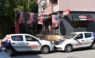 Famous Famiglia në përvjetorin e hapjes dhuron pica falas për familjet skamnore