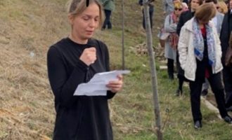 Teuta Krasniqit me fjalim emocionues në varrimin e regjisores Arzana Kraja