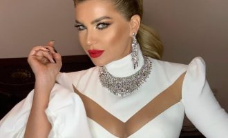 Nga prapaskenat e xhirimeve të klipit të ri, Leonora Jakupi duket atraktive teksa vë në pah gjoksin