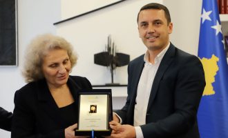 Aktori Hadi Shehu nderohet me pullë postare