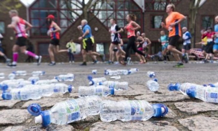 Vrapuesit e një gjysmë-maratone në Uells do të skualifikohen nëse hedhin mbeturina