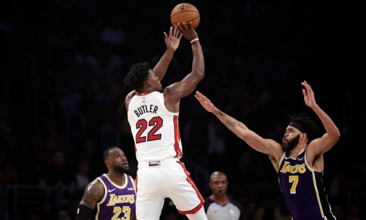 LA Lakers vazhdojnë me paraqitje të mira, mposhtin Miami Heat