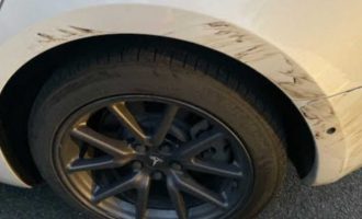 Kamerat e vendosura në Tesla Model 3 treguan se shoferi i një Jeep ishte shkaktari i gërvishtjeve