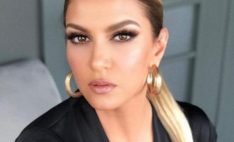 Leonora Jakupi me dedikim të veçantë për nënën e saj