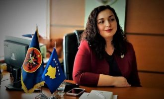 Vjosa Osmani kujton çlirimin e Prishtinës me një foto emocionale