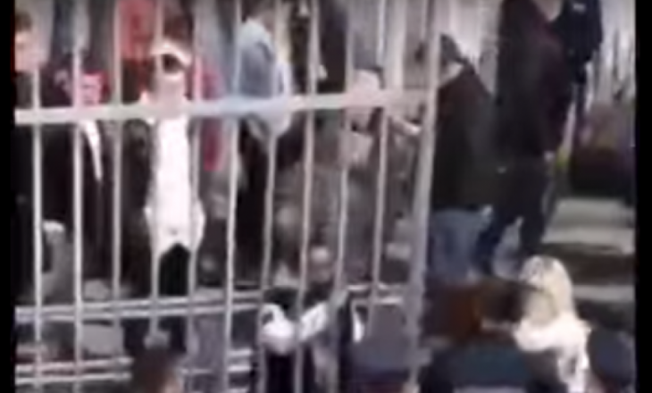 Pamje kur policia e Kosovës nxjerrë jashtë stadiumit këngëtarin kosovar