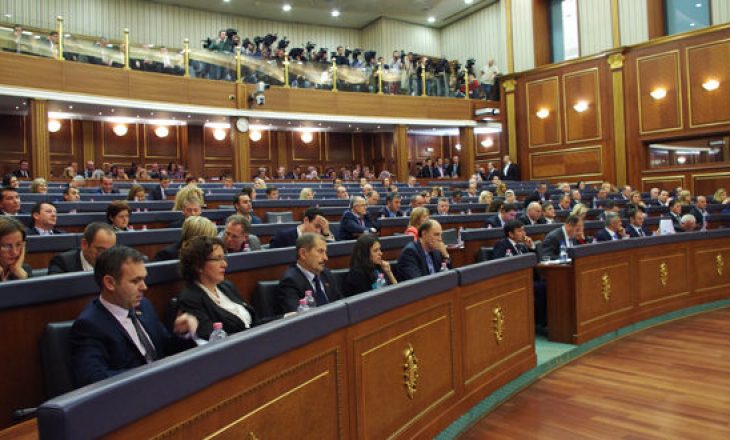 Jo 82, por 85 – kush ishin deputetët tjerë që votuan për rrëzimin e Qeverisë Kurti?