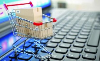 Gratë apo burrat shqiptarë – kush blen më tepër online