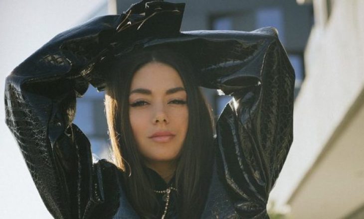 Elvana në fotot e fundit paraqitet me një simbol fetar