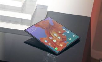 Telefoni me ekran që paloset i Huawei më në fund në shitje